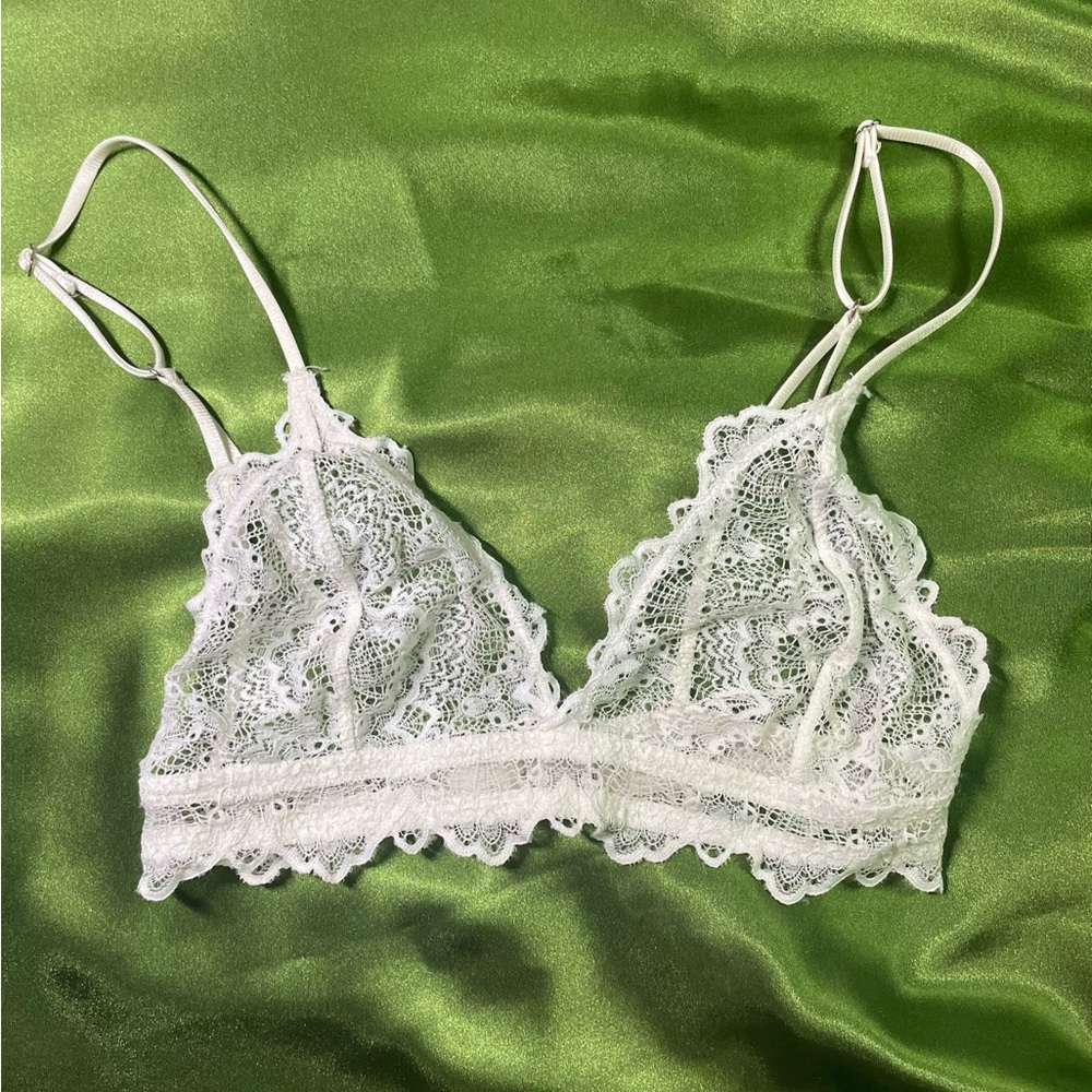 WHITE LACE TRIANGLE BRALETTE